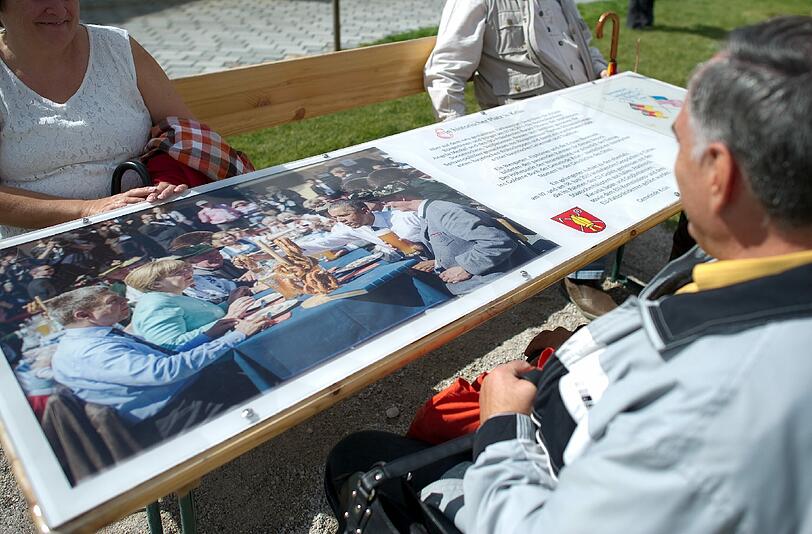 Berühmte Bierbank &ndash; zumindest in Krün. Dort steht vor dem Rathaus eine Kopie des Biertisches, an dem Obama beim G7-Gipfel an seinem Weißbierglas nippte. Doch das soll nicht alles sein: Die Gemeinde plant auch ein Museum mit Erinnerungsstücken an des US-Präsidenten.
