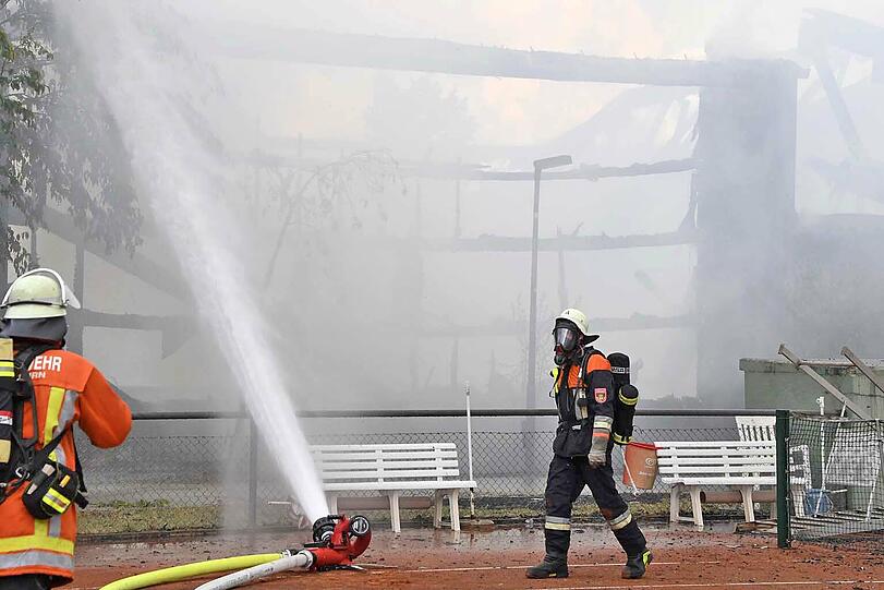 Die Tennishalle des SC Eching brannte am Sonntag lichterloh. Klicken Sie sich durch die Bilder des Feuerwehreinsatzes.