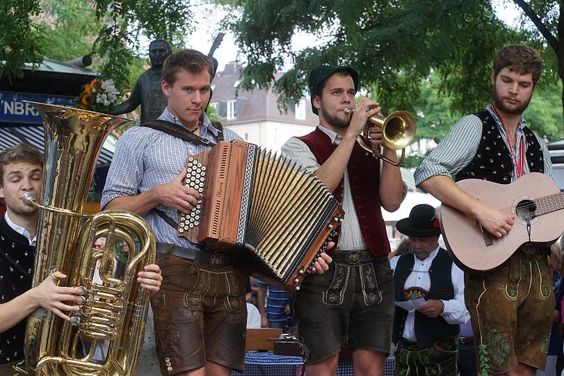 Schausteller, Musiker, Tänzer und Kabarettisten: Die Bilder vom Brunnenfest am Viktualienmarkt.