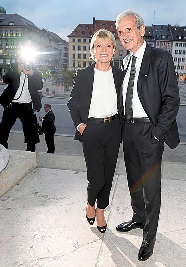 Im Blitzlicht: Uschi Glas und Ehemann Dieter Hermann vor der Staatsoper.