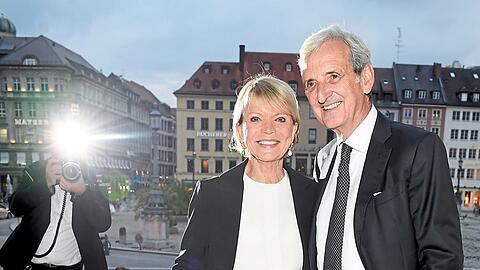 Im Blitzlicht: Uschi Glas und Ehemann Dieter Hermann vor der Staatsoper.