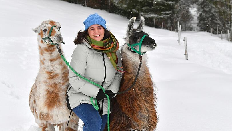Schauspielerin und Sängerin Ronja Forcher mit Lamas im Schnee.