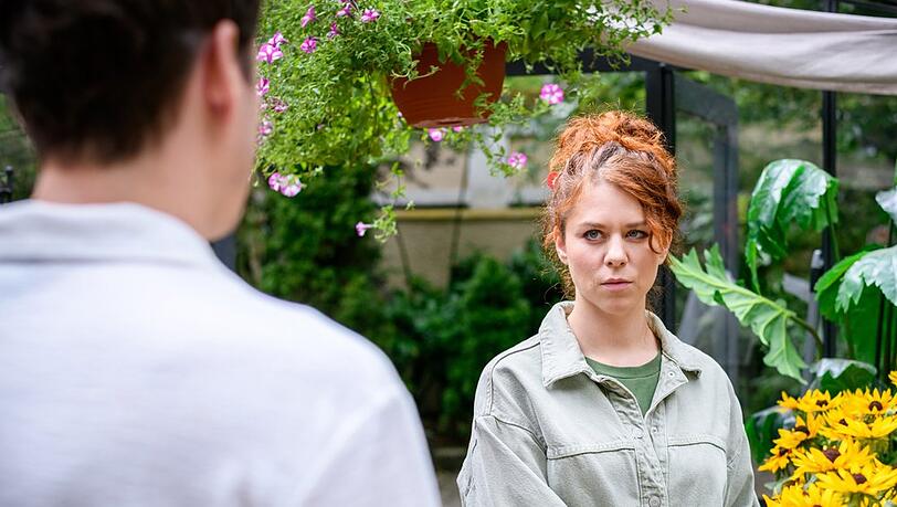 "Sturm der Liebe": Fanny (r.) gibt vor Kilian zu, dass sie Larissas Schwangerschaft nicht kalt lässt. "Sturm der Liebe": Fanny (r.) gibt vor Kilian zu, dass sie Larissas Schwangerschaft nicht kalt lässt.