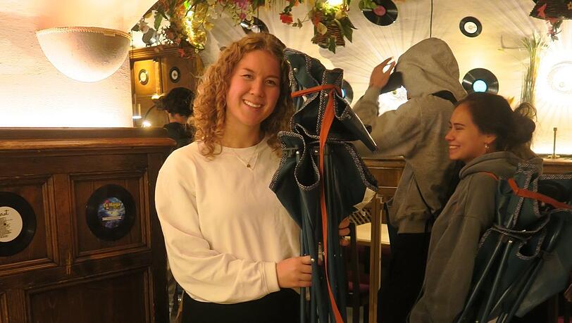 Adelia ist 22 und hat seit Samstagabend um zehn vor Ort gewartet. um noch eine Wiesn-Reservierung zu ergattern. Adelia ist 22 und hat seit Samstagabend um zehn vor Ort gewartet. um noch eine Wiesn-Reservierung zu ergattern.