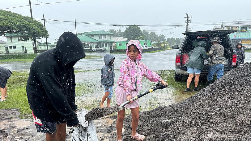 In Hawaii f&uuml;llen Menschen Sands&auml;cke, um ihre H&auml;user vor den Auswirkungen von "Nolo" zu sch&uuml;tzen.