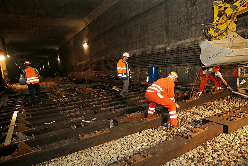 Fast wie ein Tunnel-Dom wirkt die extra hohe Röhre. 250 Tonnen Schotter werden ausgetauscht und 2000 Meter Kabel neu verlegt &ndash; für Fahrstrom, Telefon oder Sicherheit.