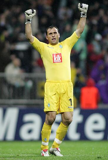 Auch der ehemalige Bremen- und Lautern-Keeper Andreas Reinke machte im Jahr 2006 schmerzhafte Bekannschaft mit einem Gegenspieler.