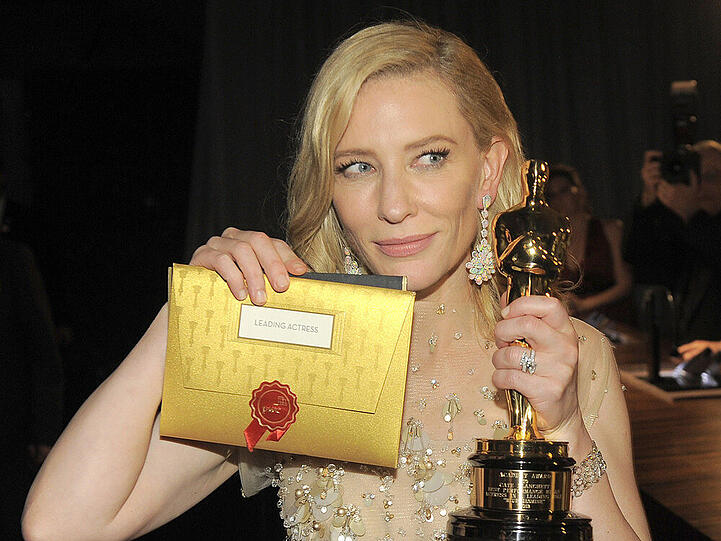 Trophäe, Umschlag - und Tattoo? Cate Blanchett in der Oscar-Nacht