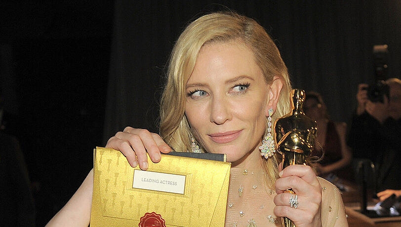 Trophäe, Umschlag - und Tattoo? Cate Blanchett in der Oscar-Nacht Trophäe, Umschlag - und Tattoo? Cate Blanchett in der Oscar-Nacht