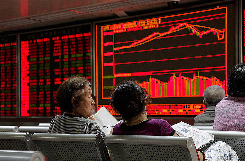 Die Talfahrt an der chinesischen Börse scheint kein Ende zu nehmen. Die Kurse sind erneut in den Keller gerutscht.