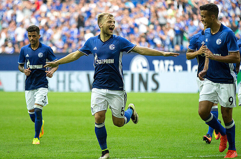 3. FC Schalke 04: Schalke hat es in dieser Saison wunderbar geschafft Retro und Mode miteinander zu verbinden! Das melierte Material mit dem königsblauen Farbverlauf erinnert an den Look eines Streetwear Shirts und wirkt dadurch sehr lässig und jung. Weiße und dunkelblaue Akzente am Ausschnitt und den Ärmelbündchen geben dem Look eine gewisse Retronote. Auch hier sehr positiv zu bemerken wieder der Einsatz von recyceltem Polyester und der raffinierte falsche Polokragen. Das Shirt lädt ein, auch auf der Straße getragen zu werden und könnte ein Bruder des Auswärtstrikots der Nationalmannschaft werden.