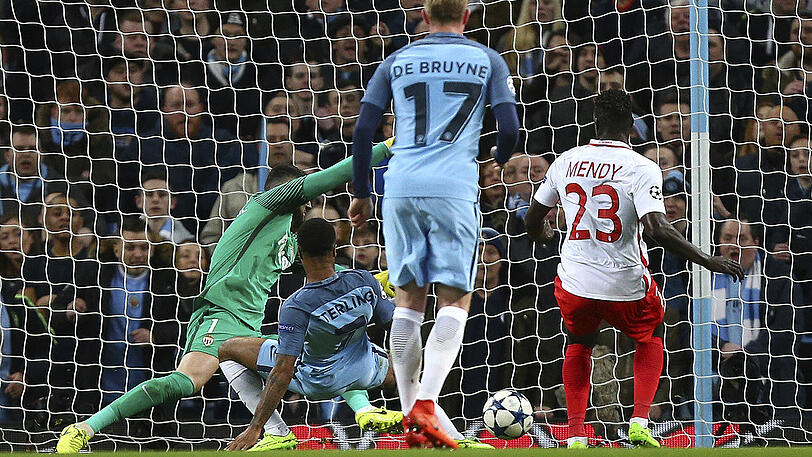 Es war ein spektakuläres Match in der Champions League: Manchester City besiegte AS Monaco nach zweimaligem Rückstand mit 5:3. Hier erzielt Raheem Sterling (Mitte unten) das 1:0.