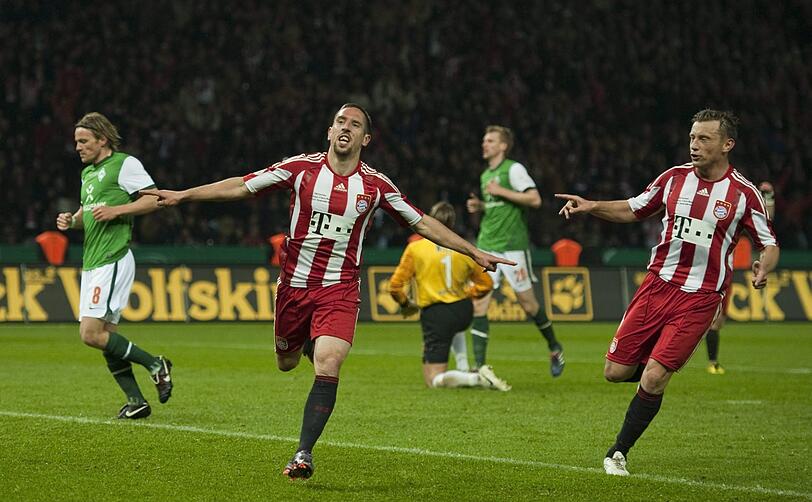 Der deutlichste Sieg: Am 15. Mai 2010 schlägt Bayern die Werderaner im Pokal mit 4:0, Franck Ribéry (M.) und Ivica Olic (r.) treffen beide.