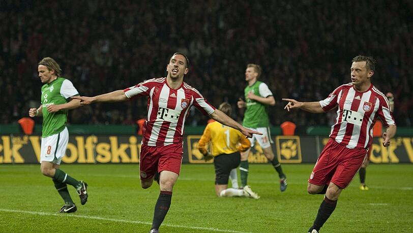 Der deutlichste Sieg: Am 15. Mai 2010 schlägt Bayern die Werderaner im Pokal mit 4:0, Franck Ribéry (M.) und Ivica Olic (r.) treffen beide. Der deutlichste Sieg: Am 15. Mai 2010 schlägt Bayern die Werderaner im Pokal mit 4:0, Franck Ribéry (M.) und Ivica Olic (r.) treffen beide.
