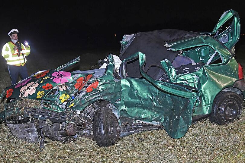 Der völlig zerstörte Renault Clio.