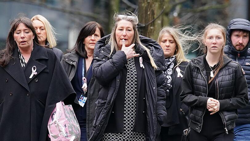 Die Mutter (M) des getöteten Mädchens kommt mit Familienmitgliedern zum Manchester Crown Court.