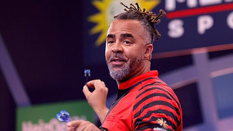 Ex-Fußballer und TV-Experte Patrick Owomoyela ging als Gewinner der Promi-Darts-WM 2025 hervor.