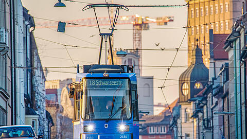 Trambahn der Linie 18, hier auf der Reichenbachbrücke. Sie kollidierte an der Schwanseestraße, nahe einer Wendeschleife mit dem Pkw.