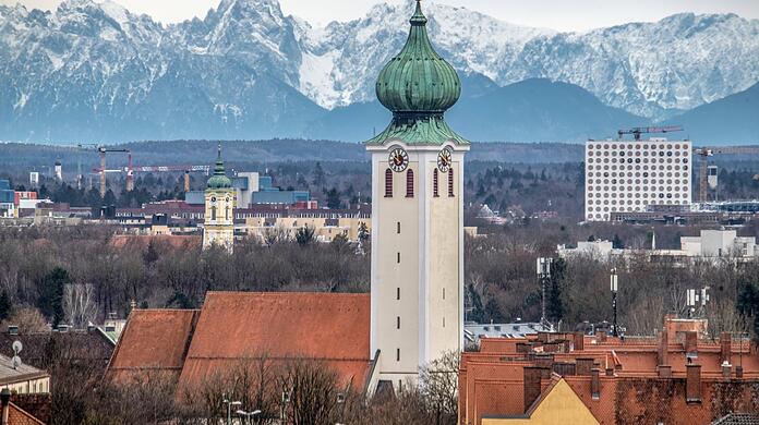 Alter Ortskern mit Wallfahrtskirche: Bis Anfang der 60er Jahre war Ramersdorf ein idyllisches Dorf in der Gro&szlig;stadt M&uuml;nchen.