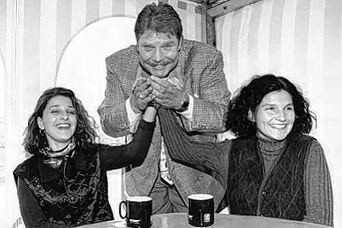 Stets charmant zu hübschen Frauen: Der frühere Löwen-Präsident Karl-Heinz Wildmoser (&dagger;) &ndash; hier im Jahr 1994.