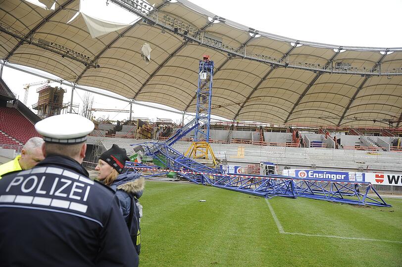 Die Fußball-Arena wird zurzeit umgebaut. Offensichtlich war an dem
Baukran ein Ausleger abgebrochen, dadurch sei auch die Führerkabine
mit in die Tiefe gerissen worden, sagte ein Polizeisprecher.