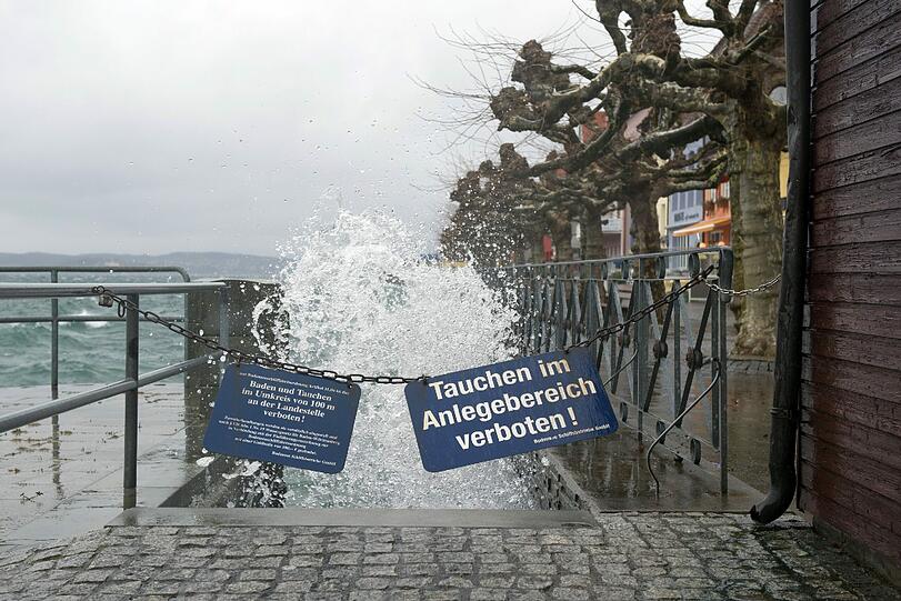 Wellen peitschen am Donnerstag (05.01.2012) in Meersburg am Bodensee gegen die Promenade, an dessen Treppe zum Wasser ein Schild Tauchgänge im Anlegebereich verbietet. Den ganzen Tag ist dank Orkantief "Andrea" nahezu deutschlandweit mit Regenfällen und Sturmböen zu rechnen.