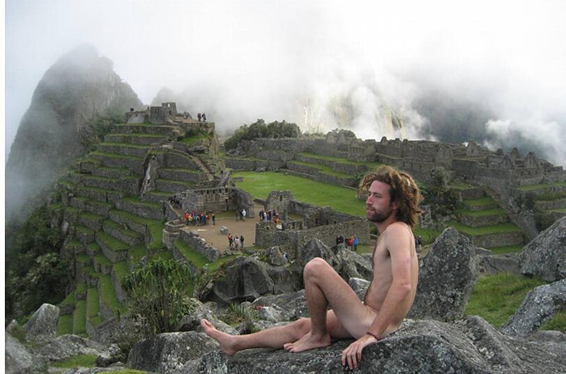 Ein nackter Tourist lässt sich vor der Kulisse von Machu Picchu fotografieren. Das ärgert die Behörden