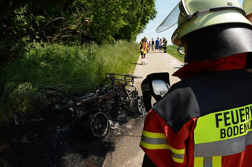 Ein brennendes Quad drohte einen Waldbrand auszulösen. Die Feuerwehr konnte die Katastrophe verhindern.