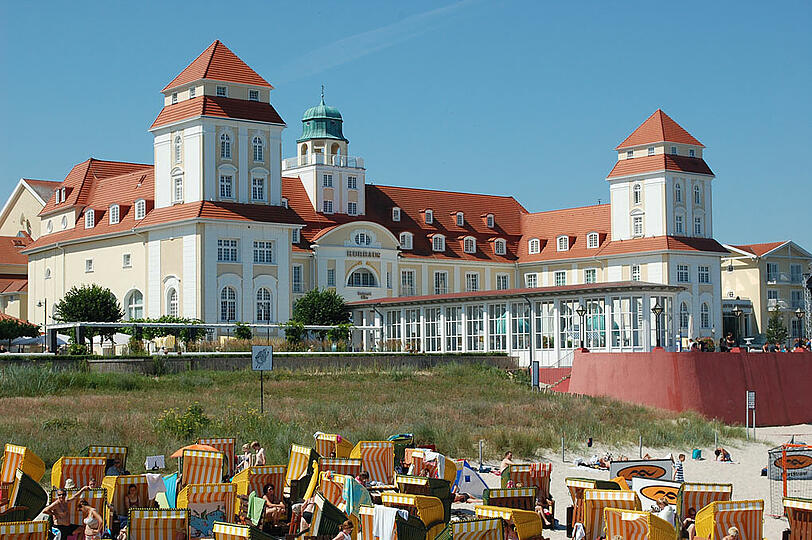 Tradition mit Seeblick - das Kurhaus gehört zu den architektonischen Highlights, welche die Besucher im Monat der Bäderkultur in Binz erkunden können.