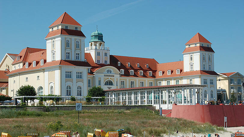 Tradition mit Seeblick - das Kurhaus gehört zu den architektonischen Highlights, welche die Besucher im Monat der Bäderkultur in Binz erkunden können. Tradition mit Seeblick - das Kurhaus gehört zu den architektonischen Highlights, welche die Besucher im Monat der Bäderkultur in Binz erkunden können.