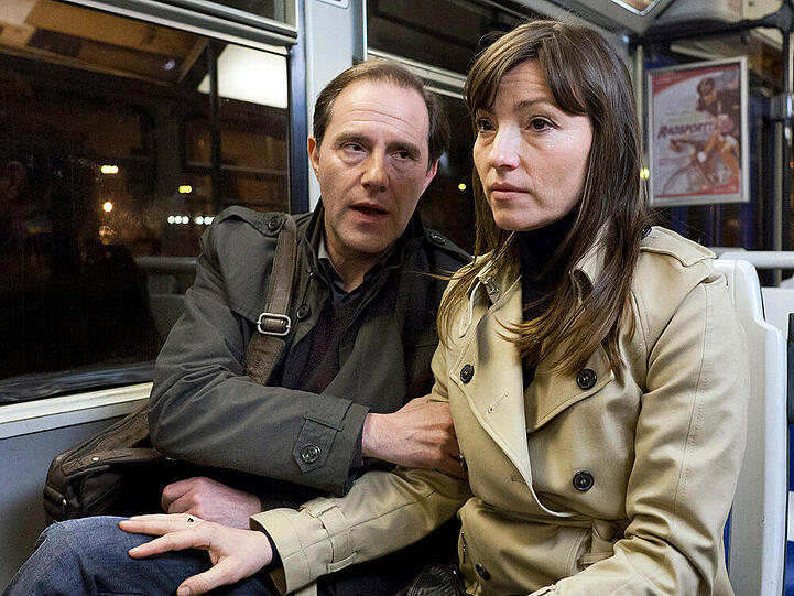 "Tatort: Todesschütze": Die Lehrer René (links) und Anne Winkler (rechts) sind auf dem Heimweg, als die streitsüchtigen Jugendlichen in die Straßenbahn kommen