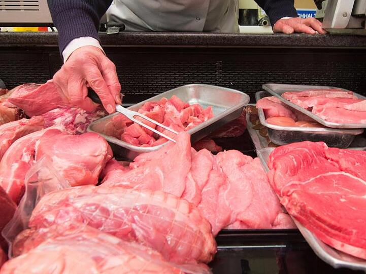 Die meisten Konsumenten sind nach eigener Aussage bereit, deutlich mehr für Fleisch zu bezahlen, wenn dadurch den Schlachttieren bessere Haltungsbedingungen garantiert werden.