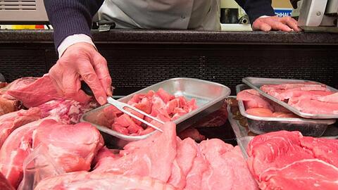 Die meisten Konsumenten sind nach eigener Aussage bereit, deutlich mehr für Fleisch zu bezahlen, wenn dadurch den Schlachttieren bessere Haltungsbedingungen garantiert werden.