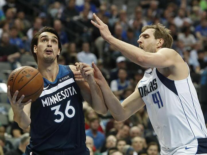 Dirk Nowitzki (r) versucht Dario Saric von den Minnesota Timberwolves zu blocken.