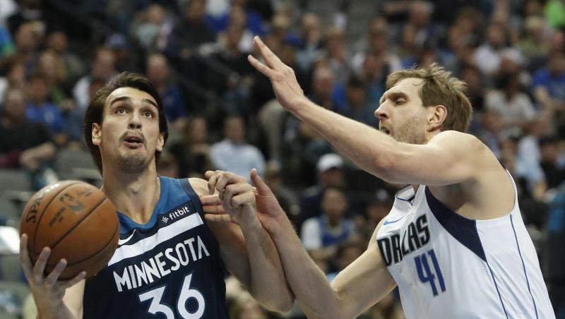 Dirk Nowitzki (r) versucht Dario Saric von den Minnesota Timberwolves zu blocken. Dirk Nowitzki (r) versucht Dario Saric von den Minnesota Timberwolves zu blocken.