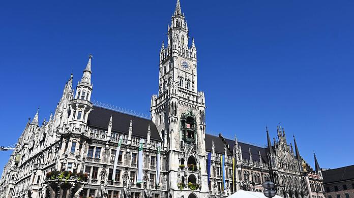 Am Freitag musste ein Mann am Marienplatz nach einem Sturz reanimiert werden, dabei wurden die Rettungskräfte von Gaffern belästigt. (Symbolbild)
