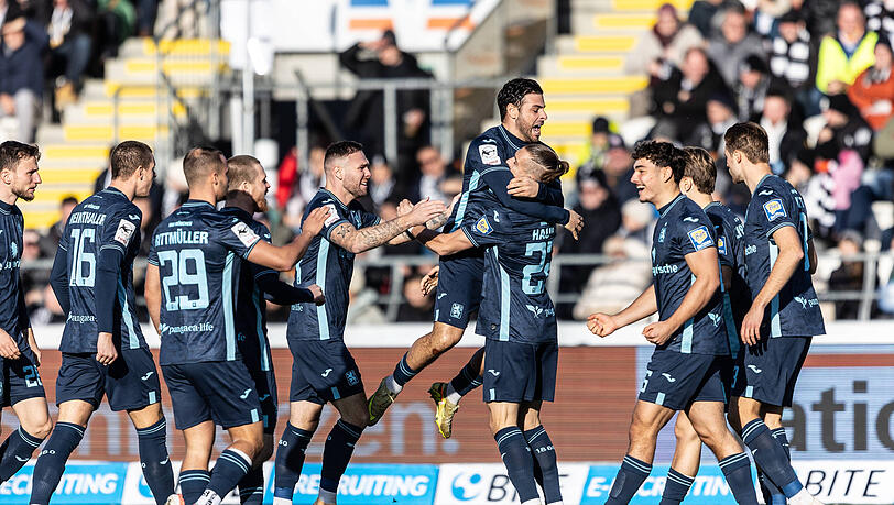 Jubelten nach dem frühen 1:0 gegen den SSV Ulm: Die Löwen um Torschütze Sigurd Haugen.