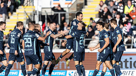 Jubelten nach dem frühen 1:0 gegen den SSV Ulm: Die Löwen um Torschütze Sigurd Haugen.