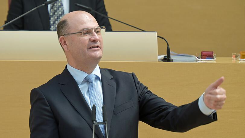 Finanz- und Heimatminister Albert Füracker (CSU) will den Grenzraum zu Tschechien in den Fokus der bayerischen Heimatstrategie nehmen. (Archivbild) Finanz- und Heimatminister Albert Füracker (CSU) will den Grenzraum zu Tschechien in den Fokus der bayerischen Heimatstrategie nehmen. (Archivbild)