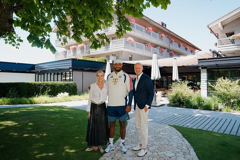 Strahlende Gastgeberin (v. l.): Tanja Ehrmann mit Bayern-Trainer Vincent Kompany und Milos Colovic (General Manager Parkhotel Egerner Höfe). Strahlende Gastgeberin (v. l.): Tanja Ehrmann mit Bayern-Trainer Vincent Kompany und Milos Colovic (General Manager Parkhotel Egerner Höfe).