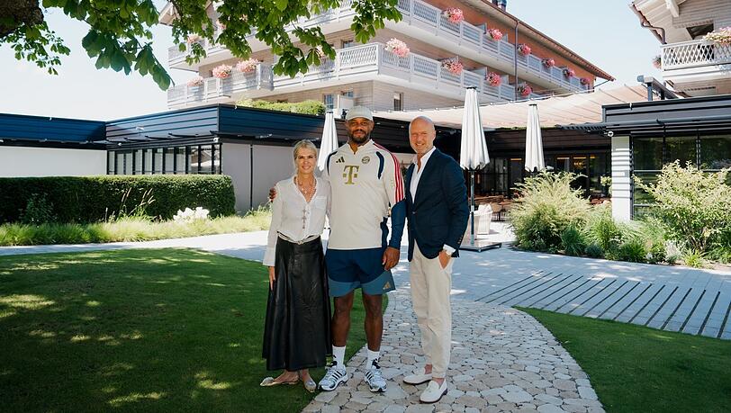 Strahlende Gastgeberin (v. l.): Tanja Ehrmann mit Bayern-Trainer Vincent Kompany und Milos Colovic (General Manager Parkhotel Egerner Höfe). Strahlende Gastgeberin (v. l.): Tanja Ehrmann mit Bayern-Trainer Vincent Kompany und Milos Colovic (General Manager Parkhotel Egerner Höfe).