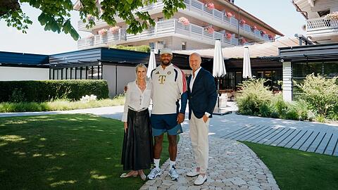 Strahlende Gastgeberin (v. l.): Tanja Ehrmann mit Bayern-Trainer Vincent Kompany und Milos Colovic (General Manager Parkhotel Egerner Höfe). Strahlende Gastgeberin (v. l.): Tanja Ehrmann mit Bayern-Trainer Vincent Kompany und Milos Colovic (General Manager Parkhotel Egerner Höfe).