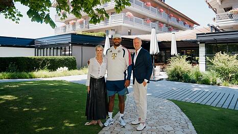 Strahlende Gastgeberin (v. l.): Tanja Ehrmann mit Bayern-Trainer Vincent Kompany und Milos Colovic (General Manager Parkhotel Egerner H&ouml;fe).