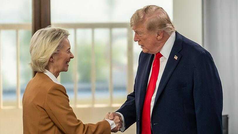 EU-Kommissionspr&auml;sidentin von der Leyen und US-Pr&auml;sident Trump hatten sich im Sommer 2025 nach einem monatelangen Zollkonflikt auf eine Einigung verst&auml;ndigt. (Archivbild)