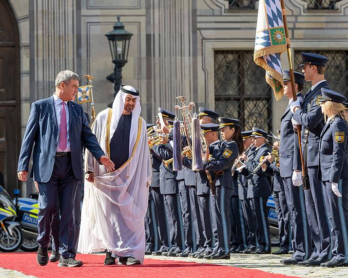 Ehrenformation im Kaiserhof der Münchner Residenz für Scheich Mohammed. Ehrenformation im Kaiserhof der Münchner Residenz für Scheich Mohammed.