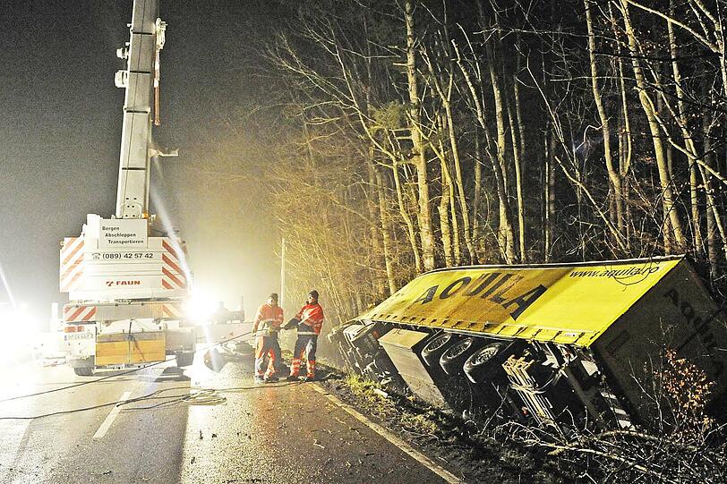 Warum der Bier-Transporter auf der Staatsstraße zwischen Helfendorf und Feldkirchen-Westerham im Straßengraben landete, ist bisher nicht bekannt. Der Fahrer blieb unverletzt.