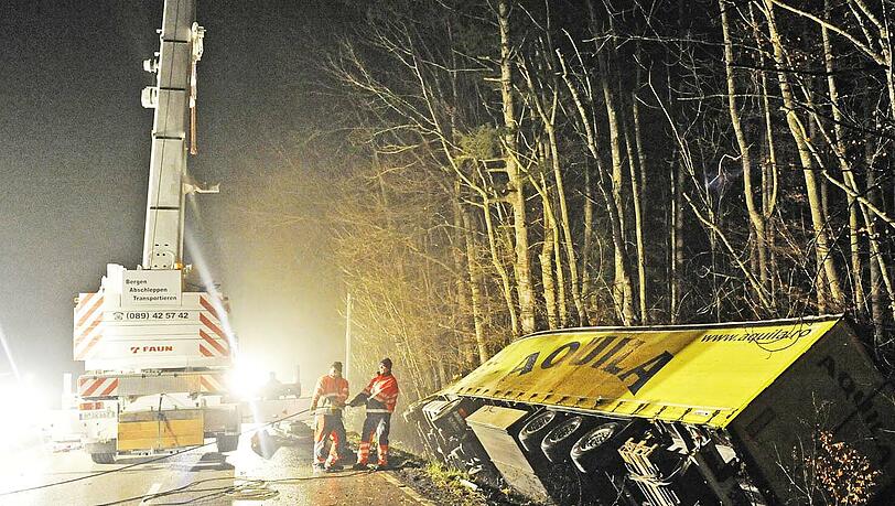 Warum der Bier-Transporter auf der Staatsstraße zwischen Helfendorf und Feldkirchen-Westerham im Straßengraben landete, ist bisher nicht bekannt. Der Fahrer blieb unverletzt. Warum der Bier-Transporter auf der Staatsstraße zwischen Helfendorf und Feldkirchen-Westerham im Straßengraben landete, ist bisher nicht bekannt. Der Fahrer blieb unverletzt.