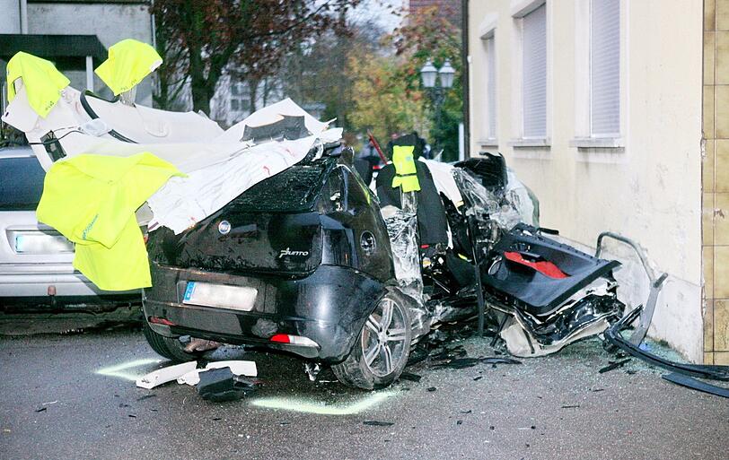 Schrecklicher Unfall in Dietenheim. Mitten im Stadtzentrum rasen 4 junge Menschen in den Tod.