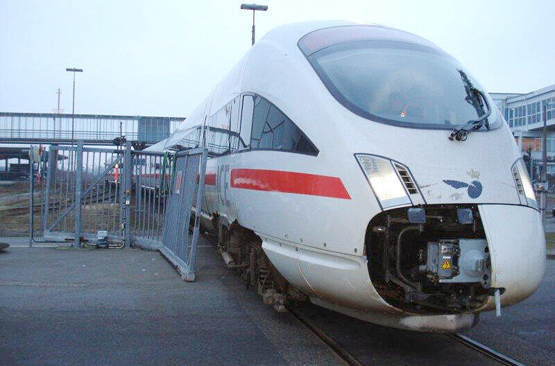 Ein beschädigter ICE Triebwagen steht am 08. Januar im Fährhafen Puttgarden (Schleswig-Holstein) auf Fehmarn in einem durchbrochenen Tor. Der ICE hatte auf der Fahrt nach Dänemark im Fährhafen Puttgarden auf dem Weg zur Fähre ein geschlossenes massives Tor durchbrochen.