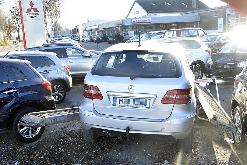 Der Mercedes räumte das "Auto der Woche" ab - und auch die daneben geparkten Gabrauchtwagen wurden ramponiert.